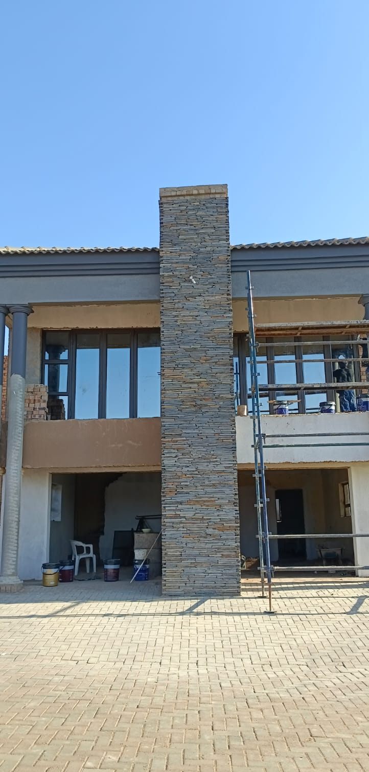 Double-storey slate feature column